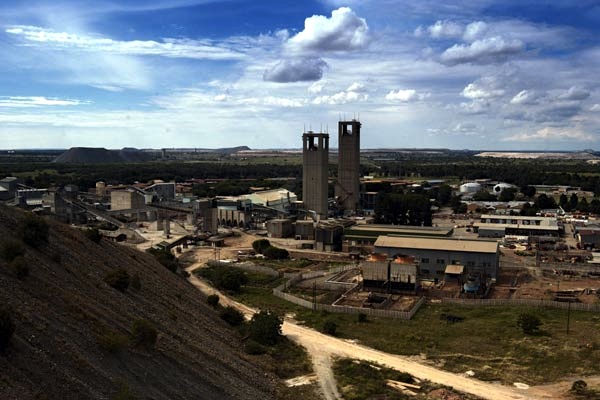 anglogold-shares-plummet-on-spin-off-announcement