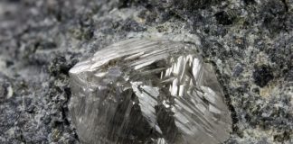 De Beers, Endiama ink mining investment deals