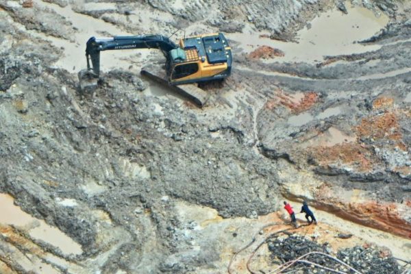 Zimbabwe seeks half of royalties paid in gems, precious metals